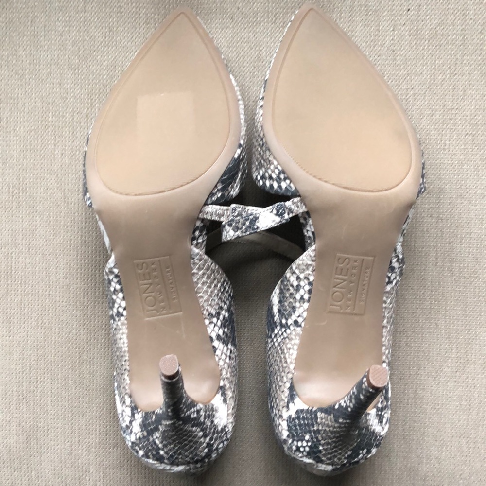 Never worn Jones New York Heels